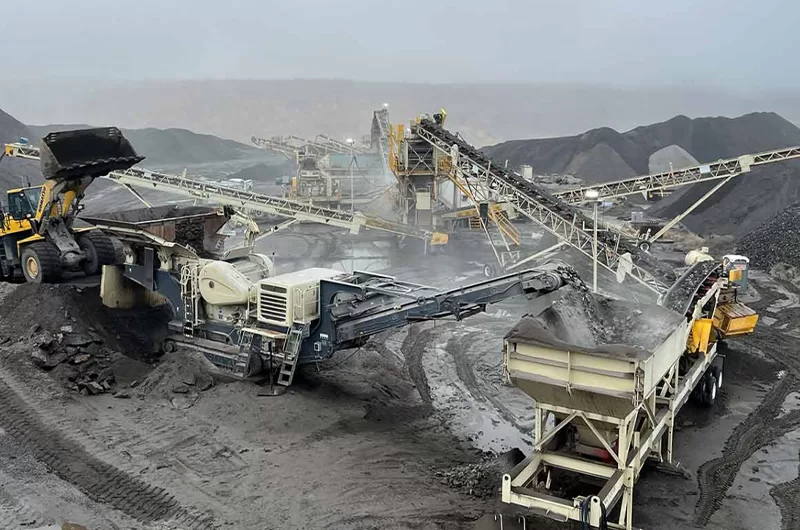 Crawler jaw crusher working site
