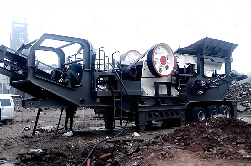 Mobile jaw crusher working site