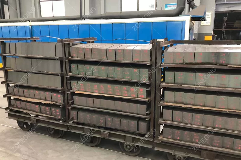 Graphite for refractory materials